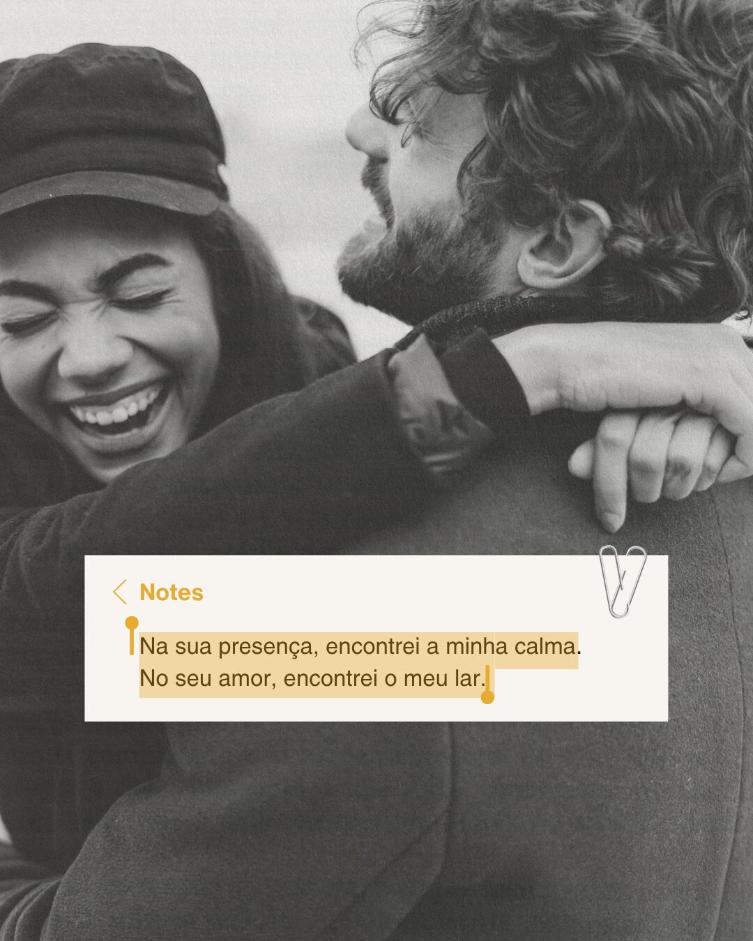 Casal se abraçando e sorrindo, com um bilhete escrito à mão sobreposto à foto